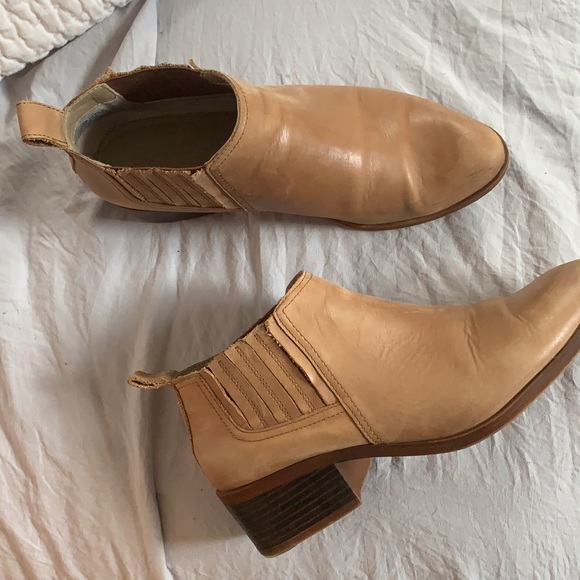 Seychelles leather low Chelsea booties in tan - Picture 2 of 9